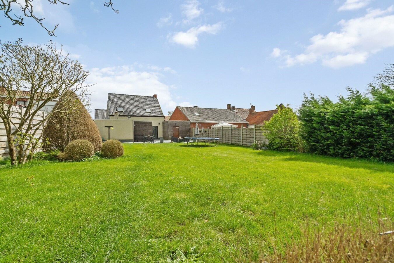 Gerenoveerde woning op ruim perceel van 1197 m² 