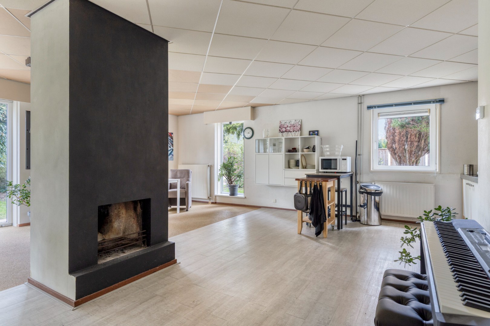 T.A. Makelaardij biedt aan: Populierenlaan 2 te Kamperland. Op loopafstand (ca. 200m.) van het Veerse Meer staat deze rustig gelegen vrijstaande woning op een royaal perceel (860m2) aan een doodlopend 