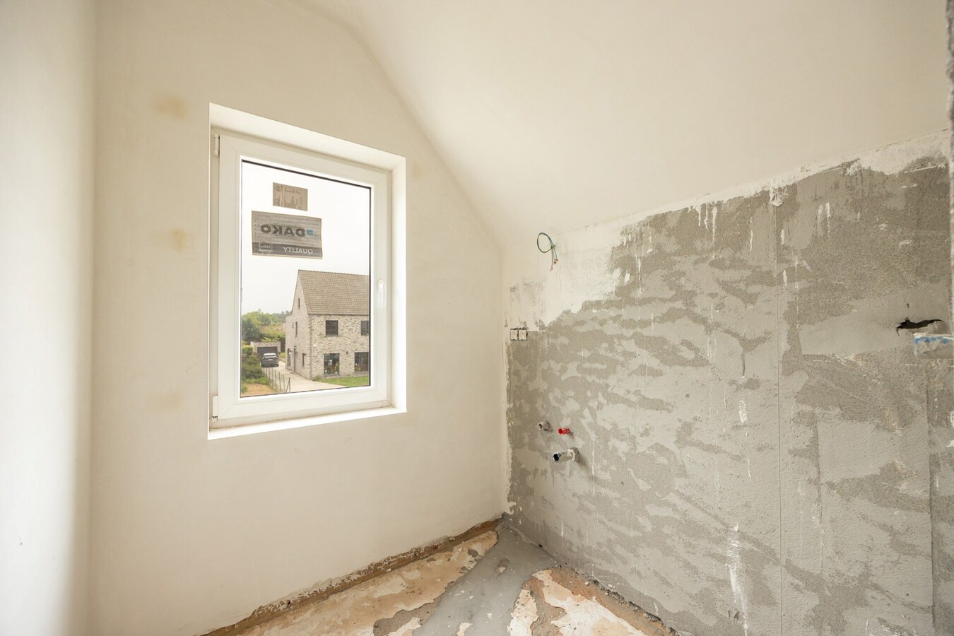 Vernieuwbouwwoning met ruim nieuwbouwmagazijn van 155 m² 