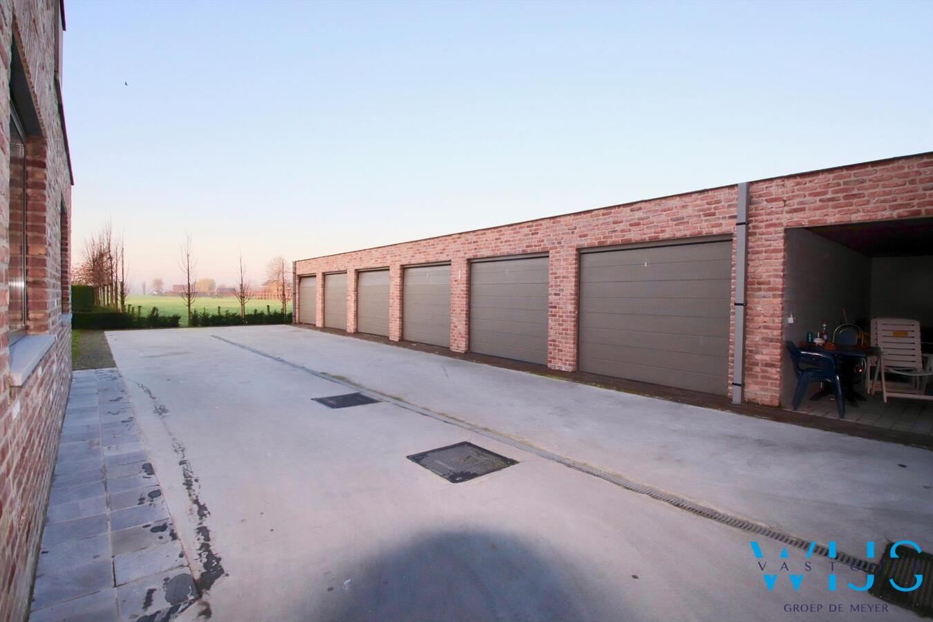 Recent tweeslaapkamer appartement met zonneterras &amp; garage te BASSEVELDE! 