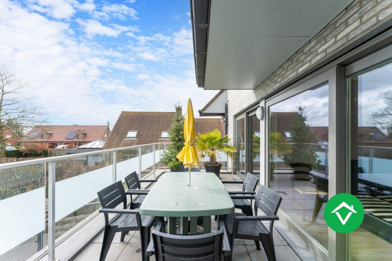 Instapklaar appartement met 2 slaapkamers en grote terrassen te Leke 