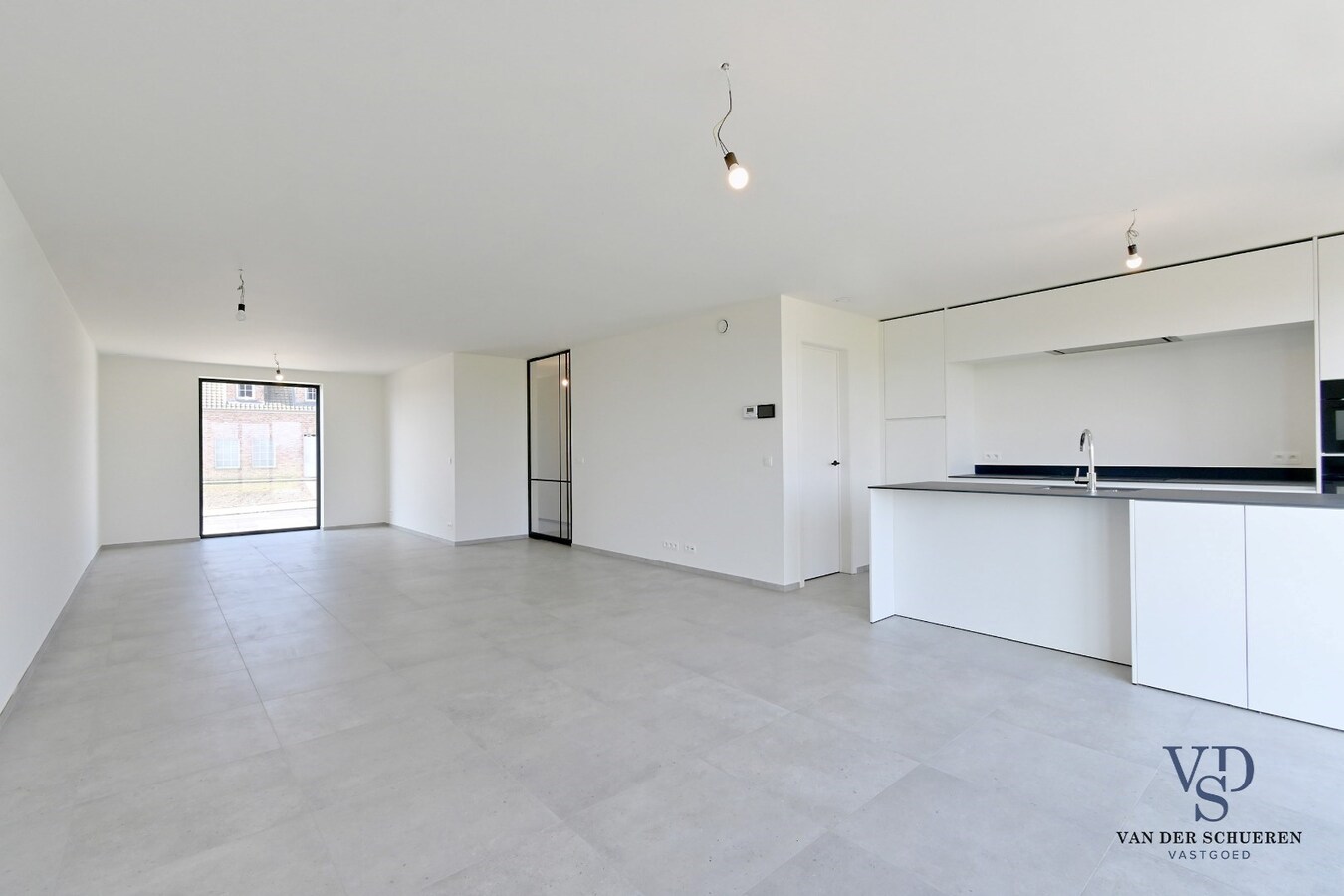 Half Open Bebouwing met buitenberging en carport 