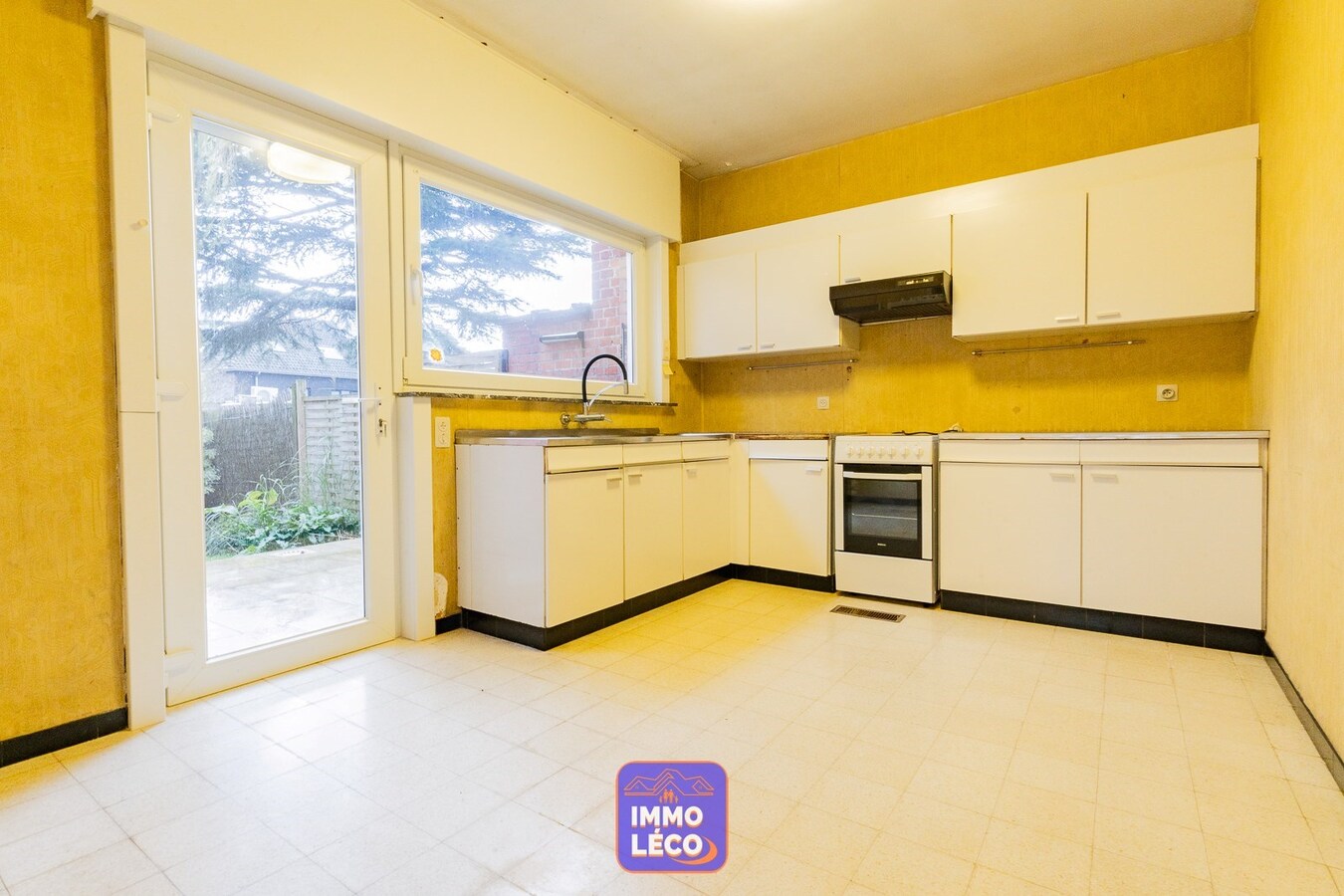 3 façades dans un clos résidentiel avec garage, parking et jardin ! 