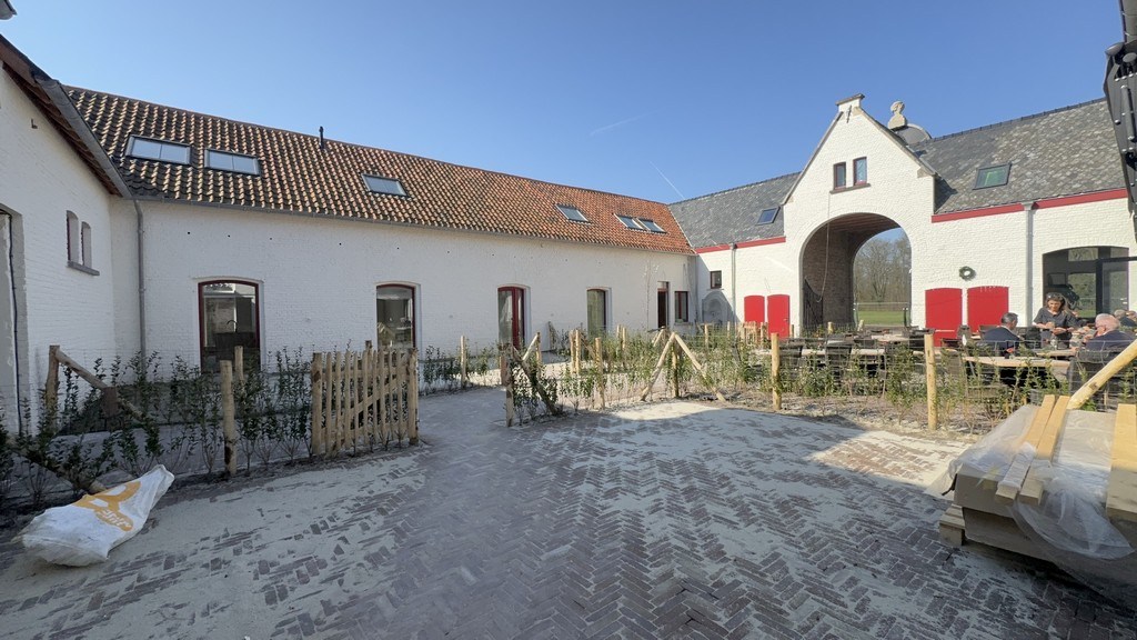 Kantoor te huur in prachtig gerenoveerde vierkantshoeve te Zwijnaarde