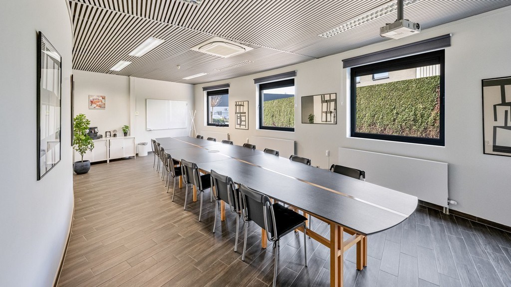 Standalone kantoorgebouw te koop in het industriepark Zwijnaarde