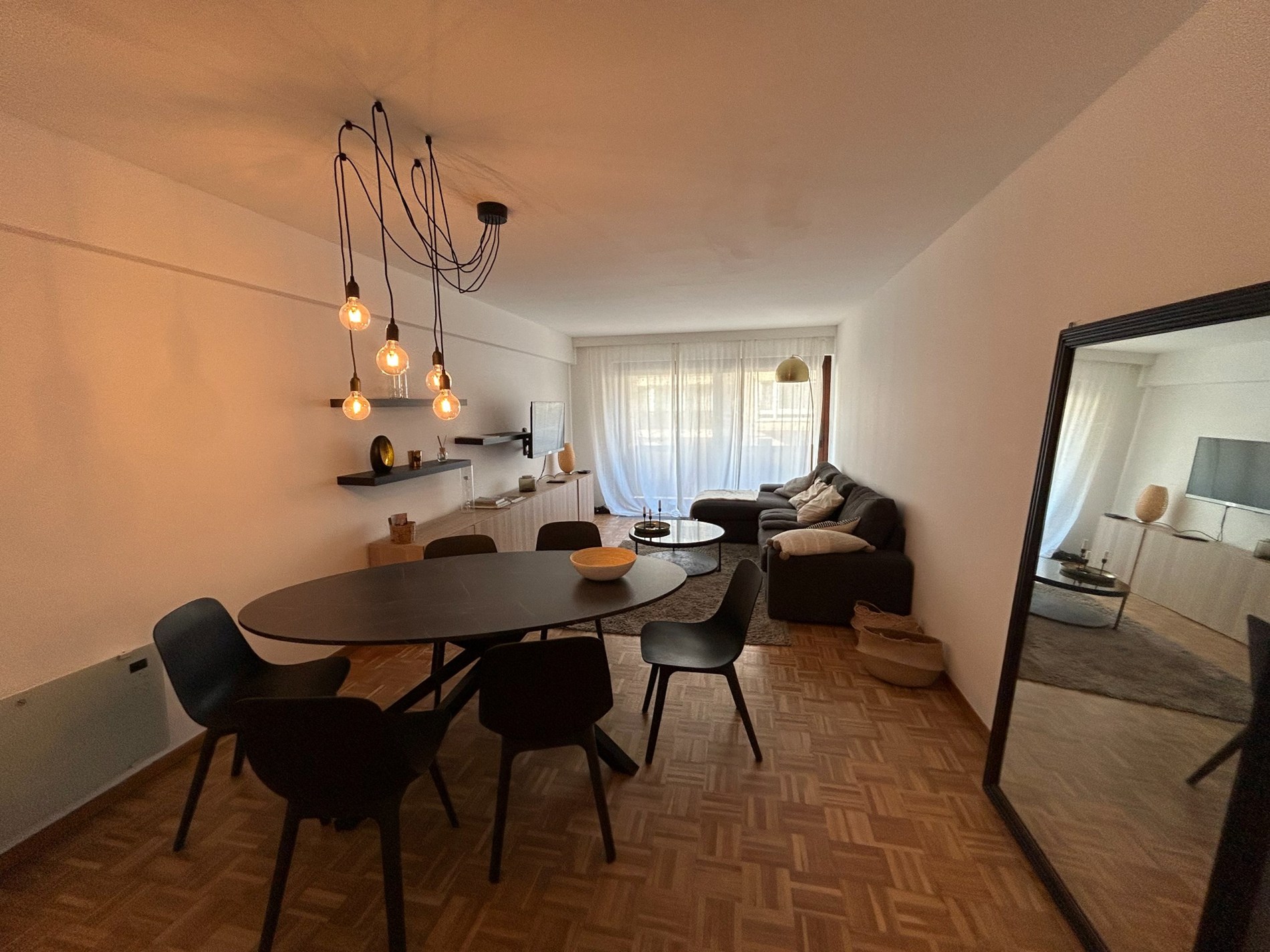 GEMEUBELD: Lichtrijke gerenoveerde appartement met  zuidgericht terras op wandelafstand van het strand en de winkels. 
