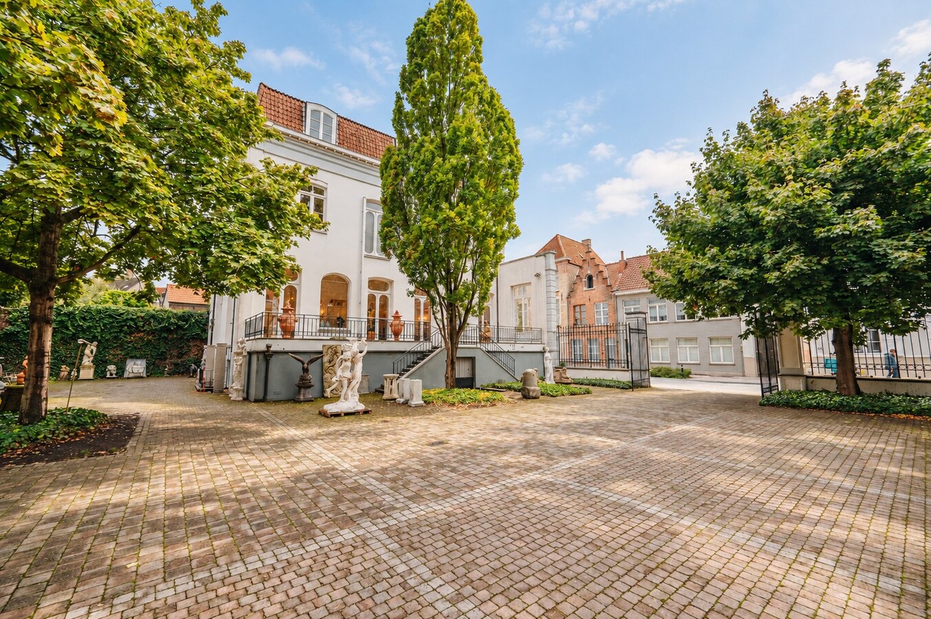 IMPOSANT KARAKTERVOL NEOCLASSICISTISCH HERENHUIS 