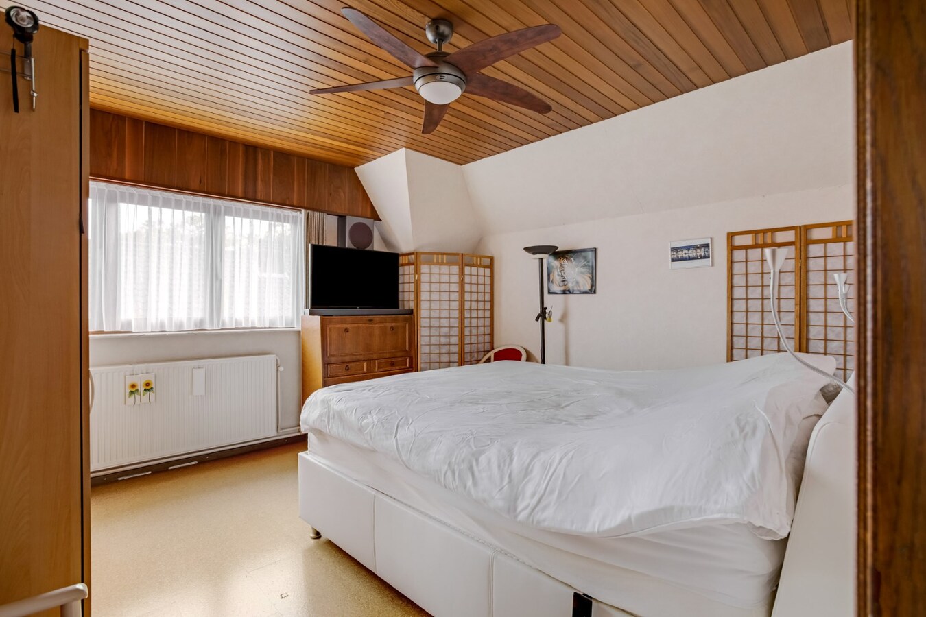 Vrijstaande woning met garage op ruim perceel in het centrum. 