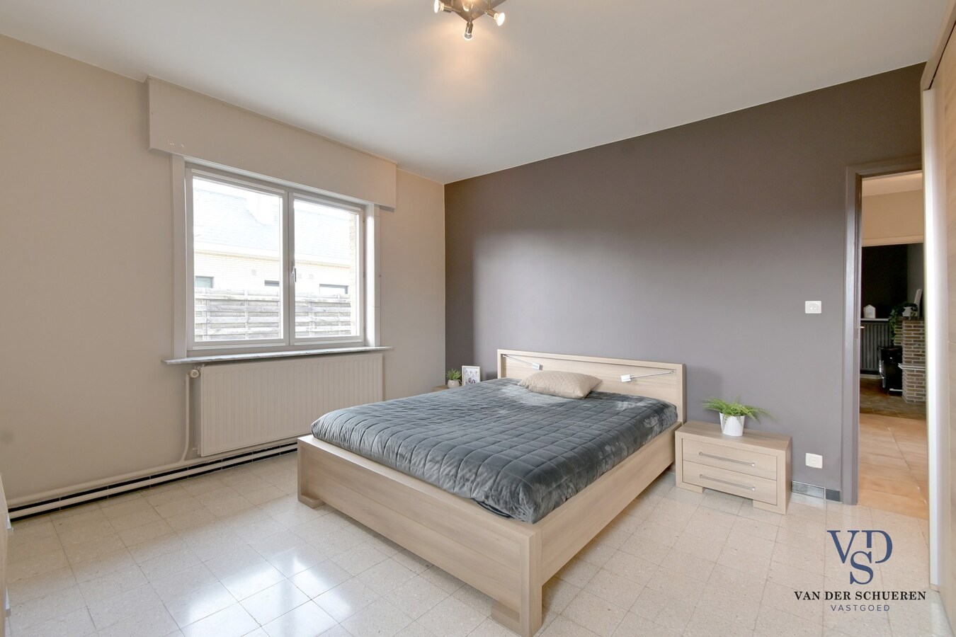 Gelijkvloerse woonst, in een residentiële wijk. 