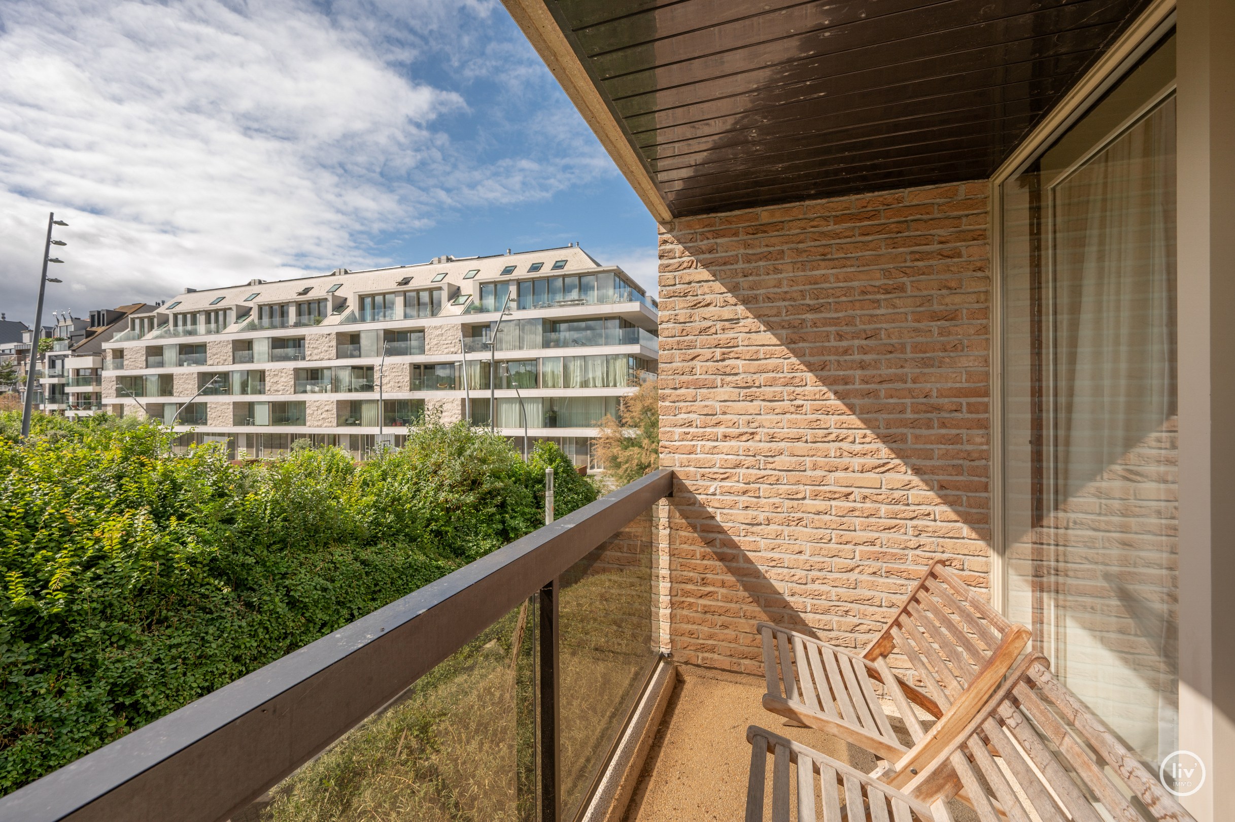 Prachtig gerenoveerd 2 slaapkamerappartement met mooie zichten over het yzerpark te Knokke. 