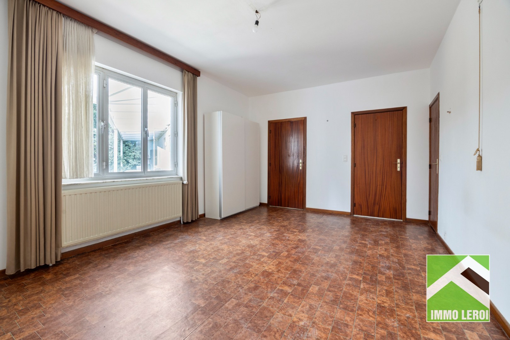 Slaapkamer 1 met doorgang inkomhal en nachthal