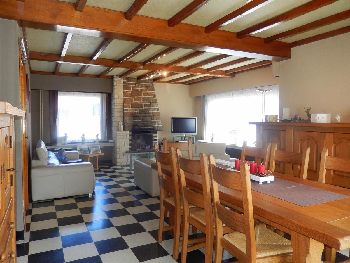 Instapklare woning met grote opslagplaats en 3 garages 