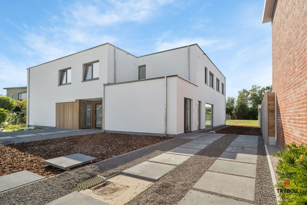 Moderne halfopen nieuwbouwwoning met 3 slaapkamers 