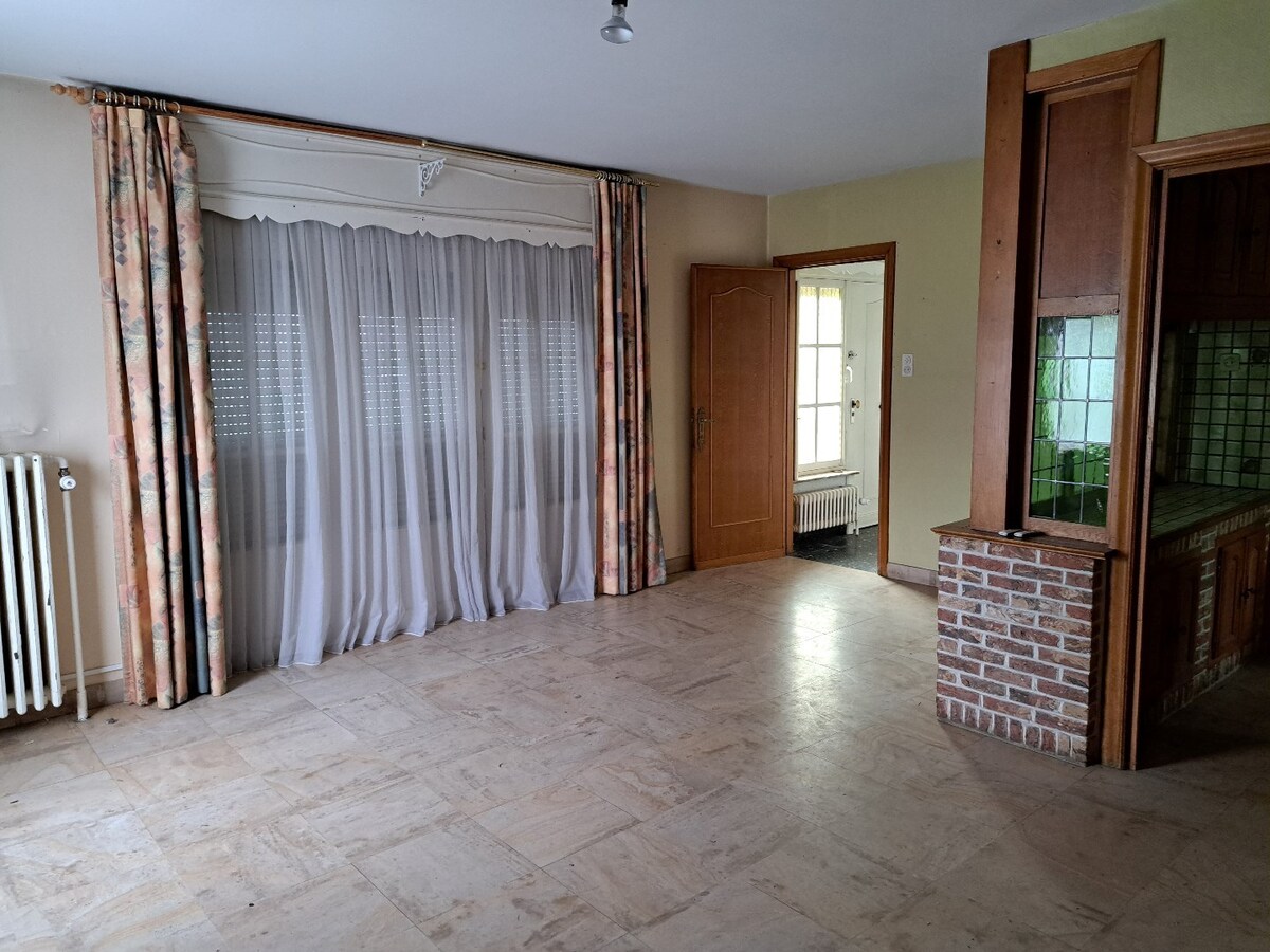 Sur 3200 m² en zone d'habitat vaste ensemble immobilier comprenant une villa de 240m² et 600m² d'entrepôt. 