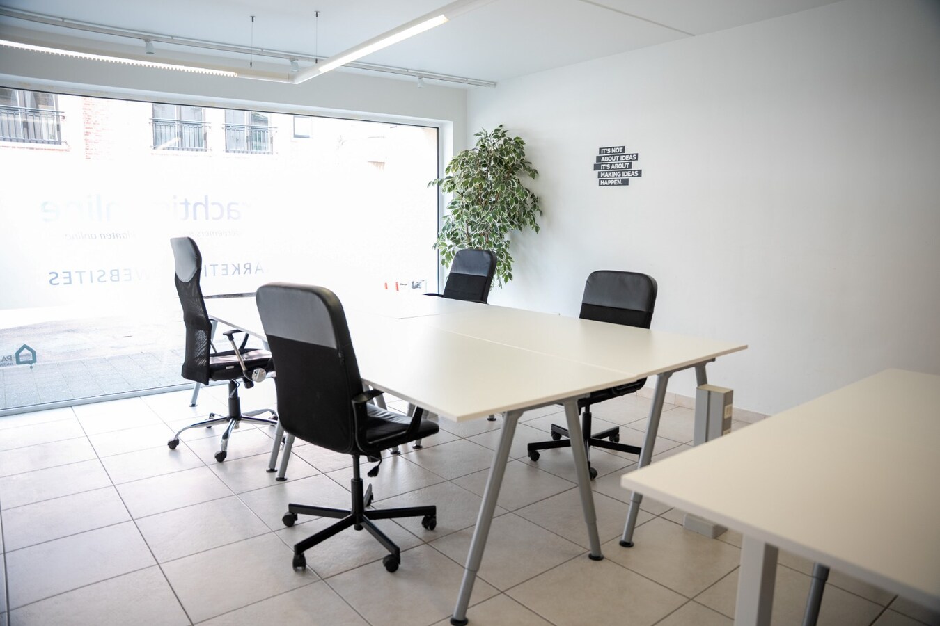 Instapklare handelsruimte met commerciële topligging in het hart van Geel 