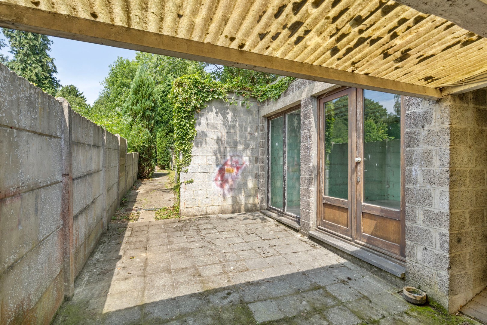 Ruime te renoveren woning met 3 slaapkamers in Lubbeek met doorgang langs het perceel van de buren. EPC: 736 KWH/m² 