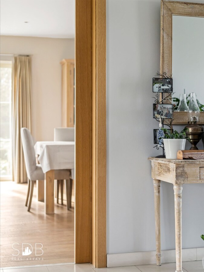 Hedendaagse gezinswoning met aanpalende graslanden en stallen op 5.030m² 