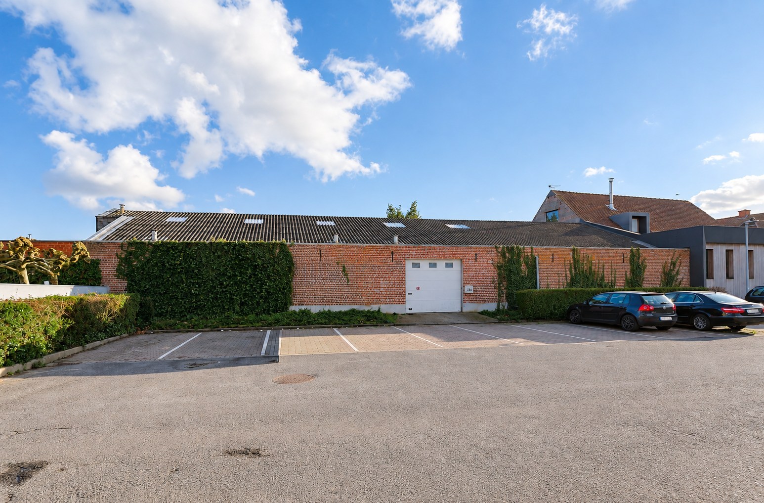 Bel-etagewoning met tuin, loods (450 m²) en tal van mogelijkheden 