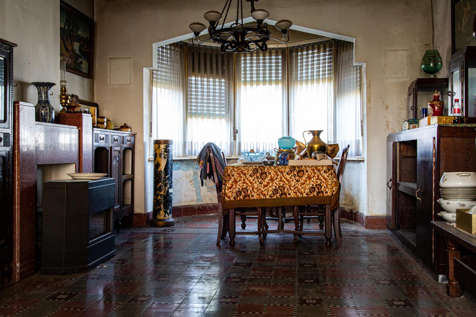 Totaal te renoveren art deco woning met 5 slpks op 950m² nabij centrum Maldegem 