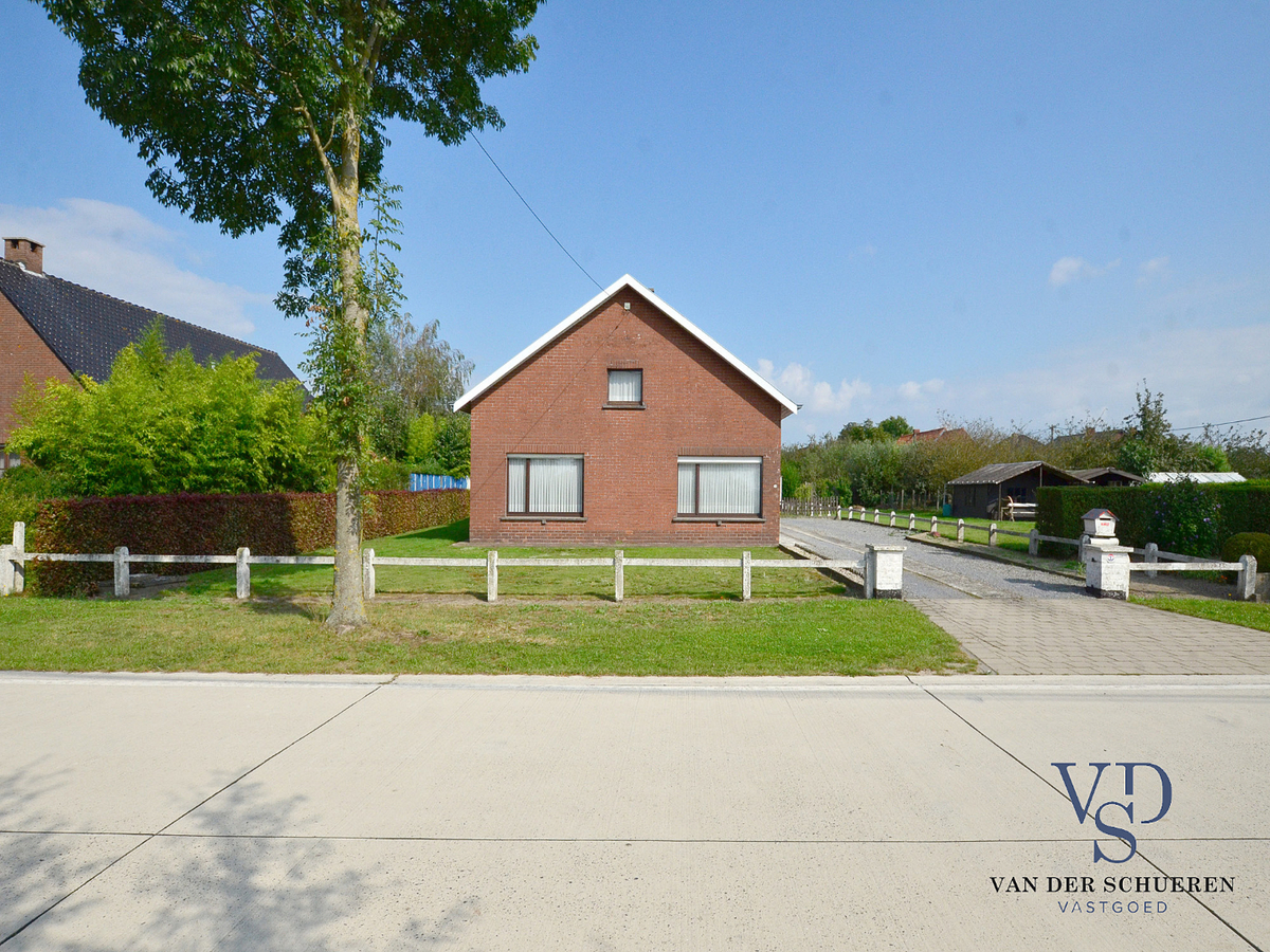 Op te frissen bungalow in doodlopende straat. 