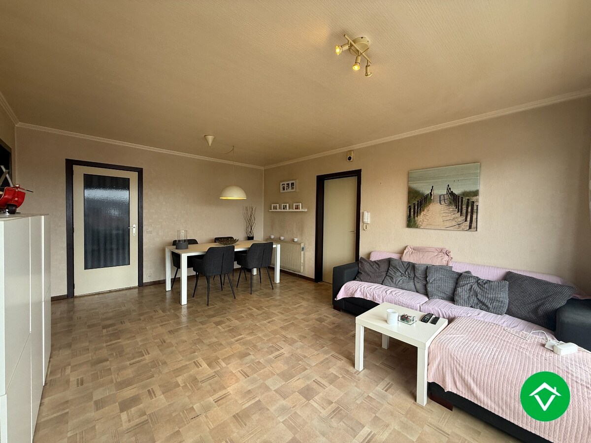 Appartement met twee slaapkamers, terras en autostaanplaats te Roeselare 