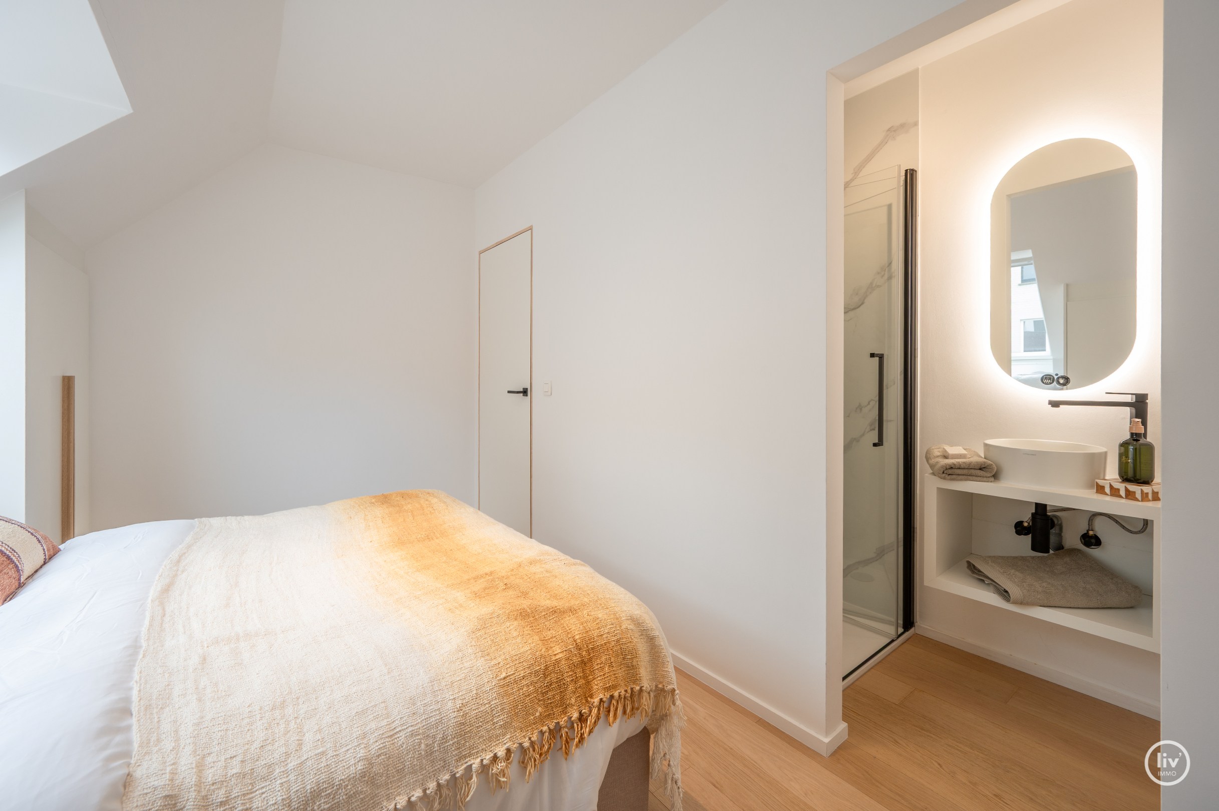 Magnifique appartement en duplex avec une largeur exceptionnelle de façade de 18 mètres et une terrasse généreuse orientée au sud offrant une vue dégagée sur l'arrière-pays de Knokke, à seulement 100 