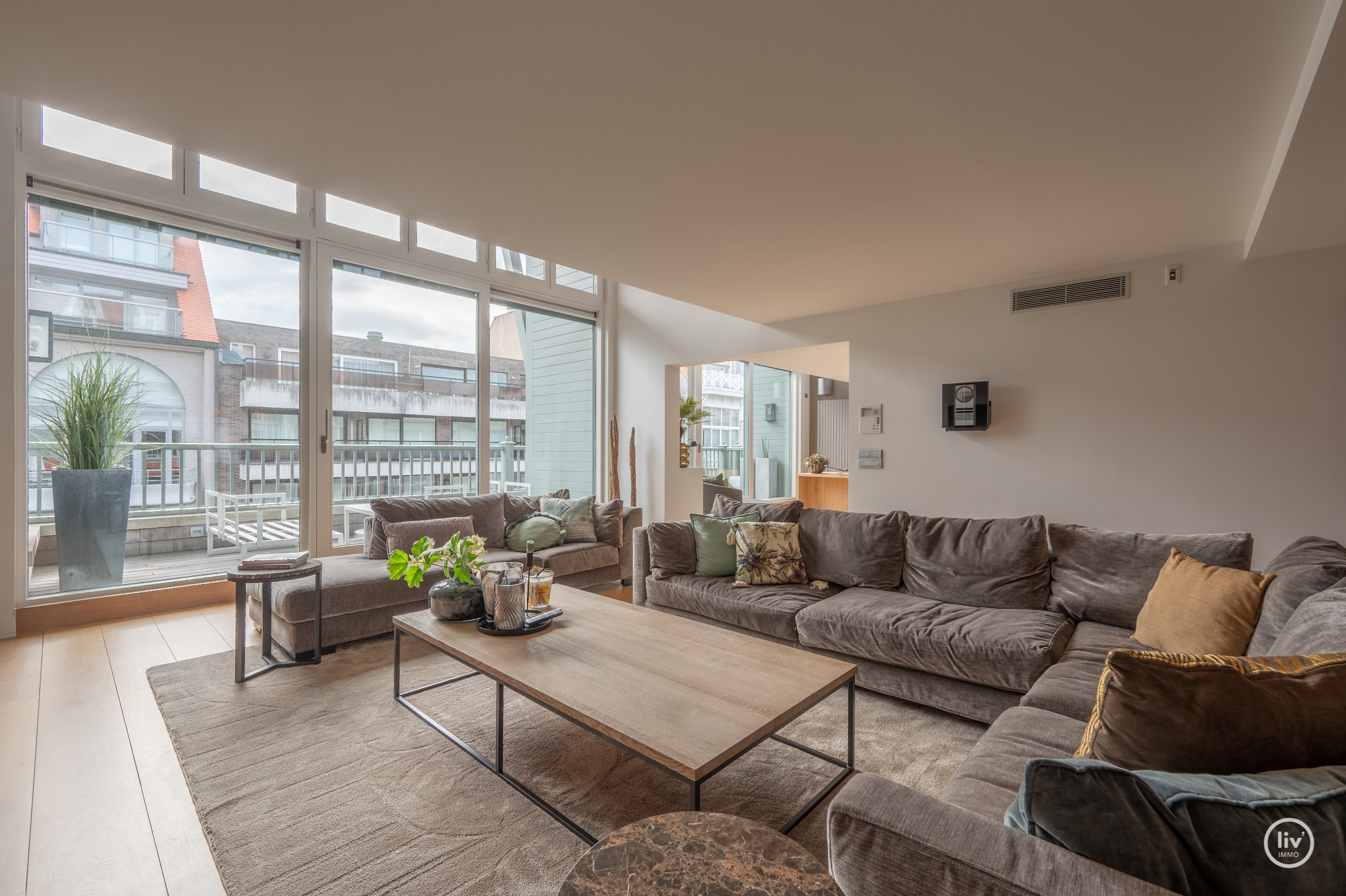 Récente mezzanine de 292 m2 située au centre avec de grandes terrasses, située dans la Vanbunnenlaan à Knokke. 