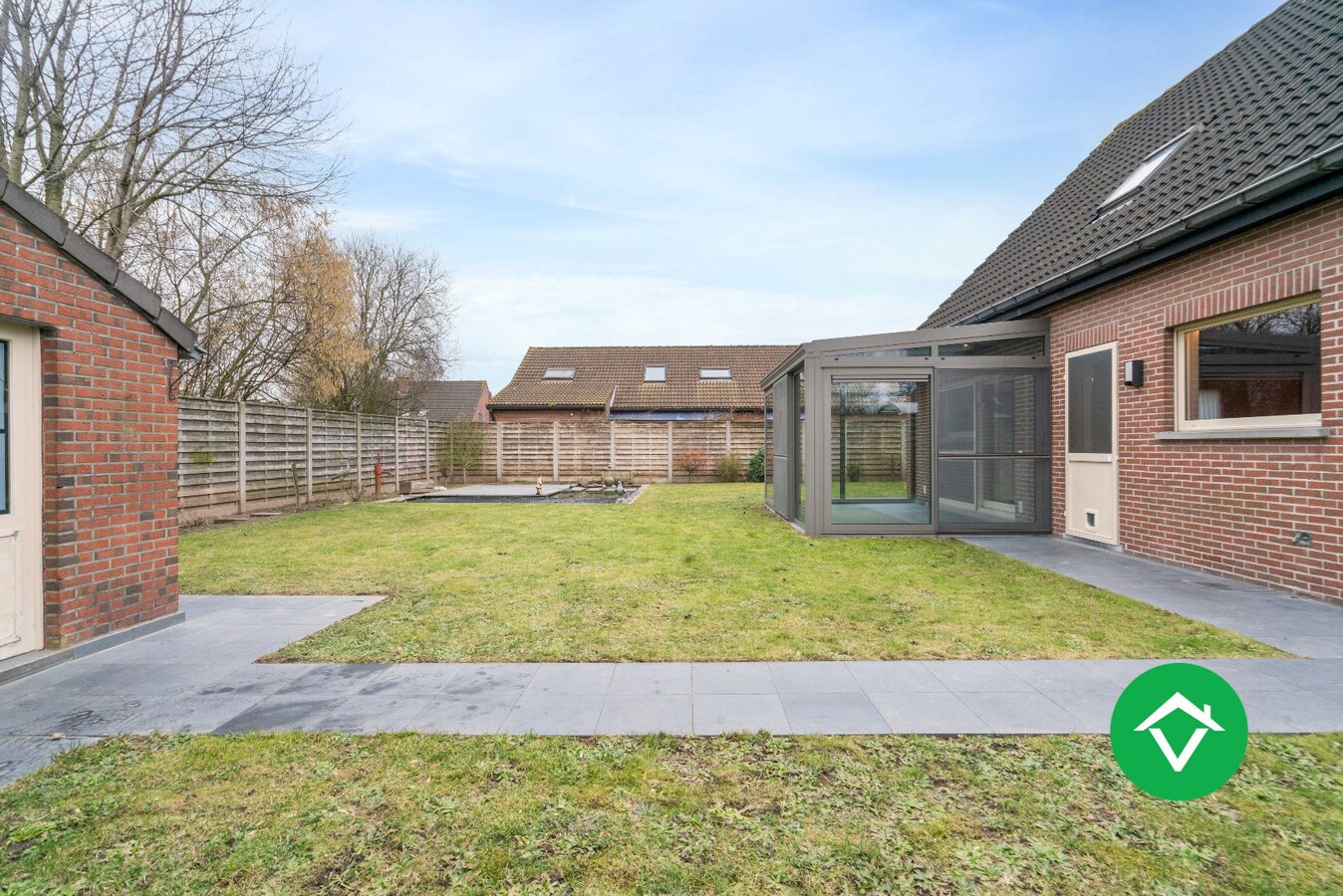 Ruime alleenstaande woning met 3 slaapkamers, tuin en garage te Roeselare 