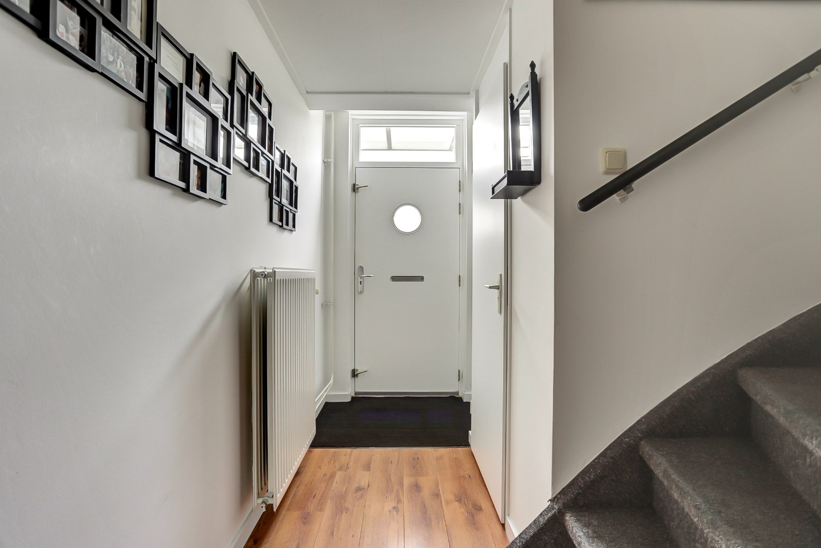 Ruime 5-kamer tussenwoning met inbouw keuken, moderne badkamer, 4 slaapkamers, ruime tuin gelegen op het zuidwesten. 