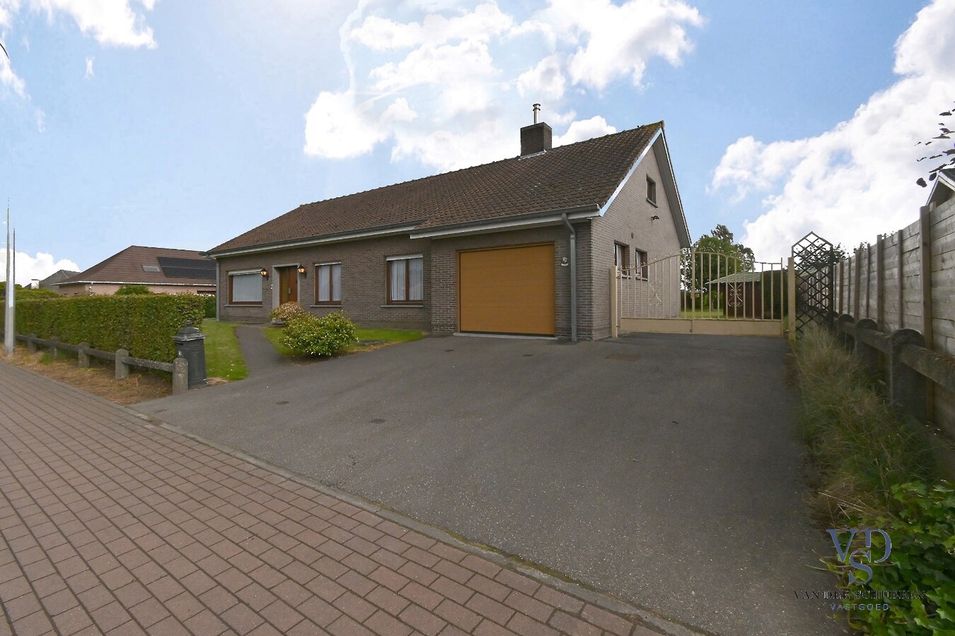 Degelijke laagbouw met grond (> 3600 m²). 