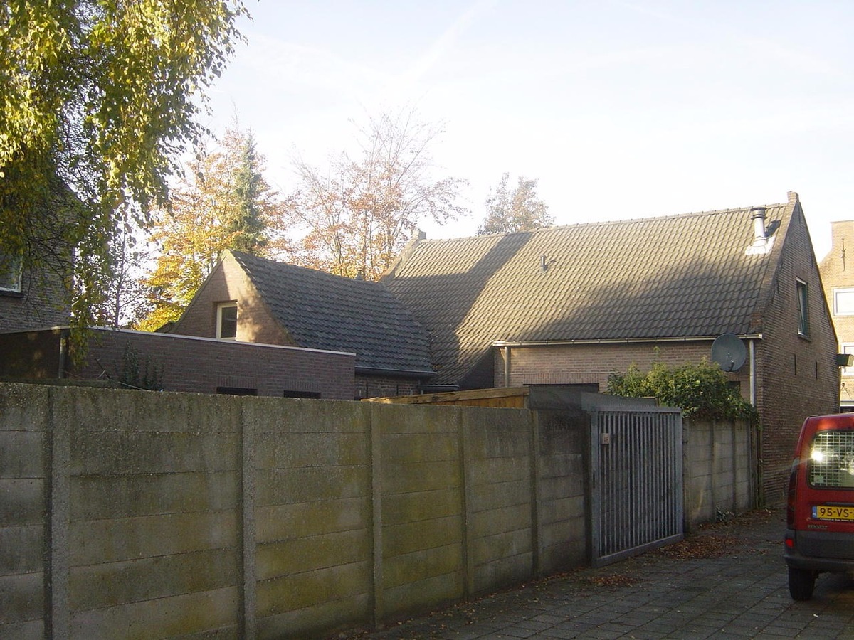 Ruim woon-winkelpand in het centrum van Kaatsheuvel. Het object heeft zowel het huisnummer 66 als 68. Zowel de woning als de winkel hebben een eigen toegang. 