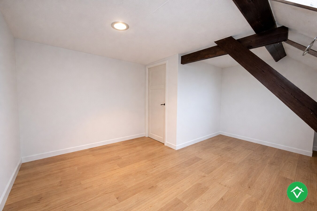 Ruime woning met 5 slaapkamers, garage en diepe tuin te Houthulst 