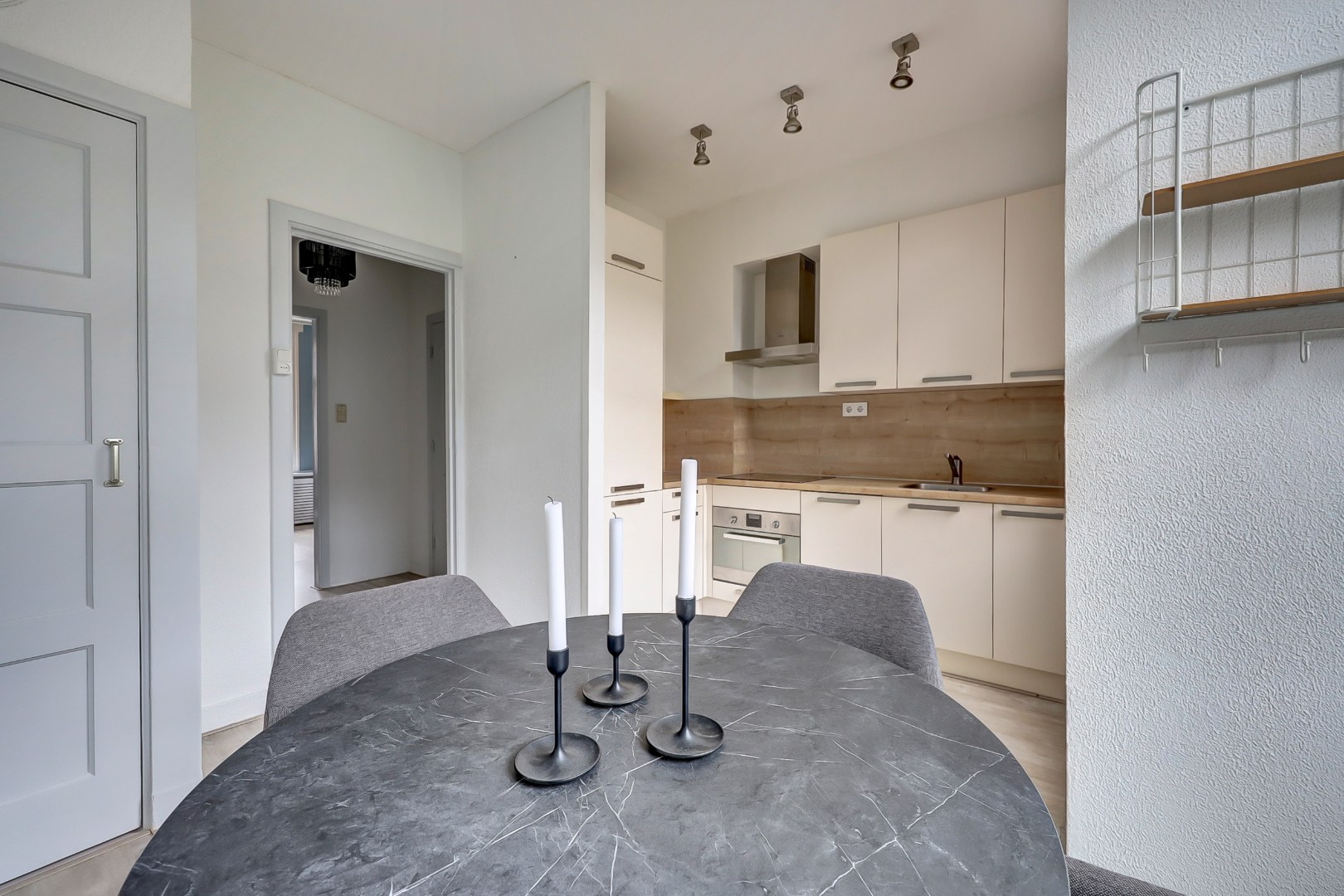 Sfeervol en karakteristiek jaren '30 bovenwoning met prachtige glas-in-lood details, 2 goede slaapkamers, ruime keuken en badkamer en gelegen op eigen grond! 