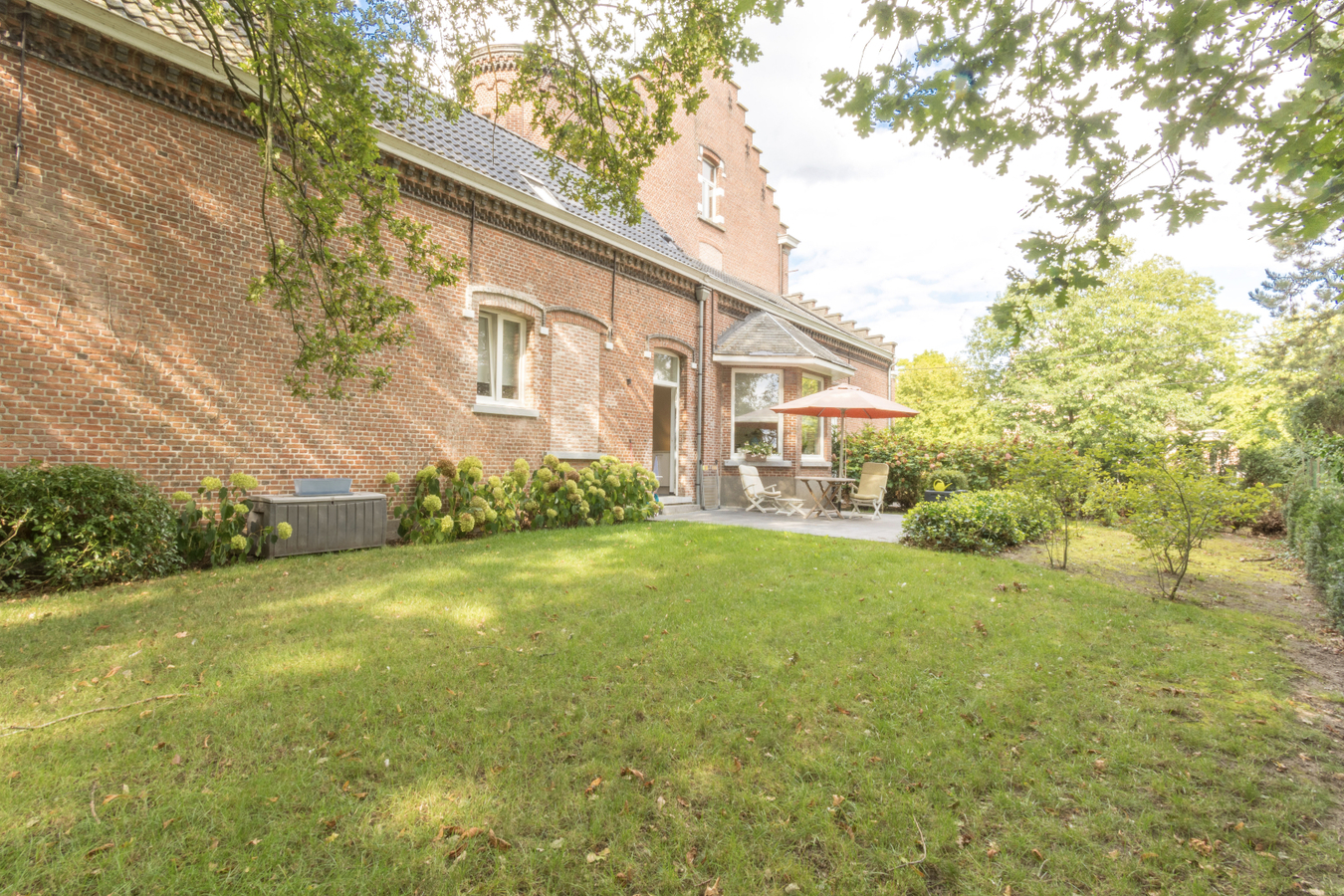 Gelijkvloers luxe 2-slk-appartement met privatieve tuin. 