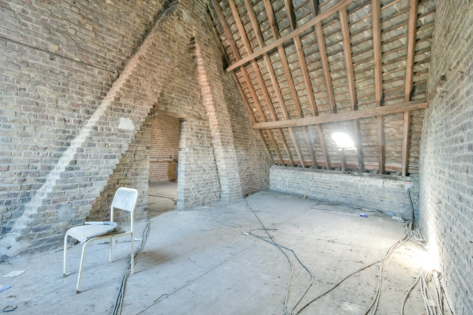 Te renoveren woningen met bijhorende loods! 