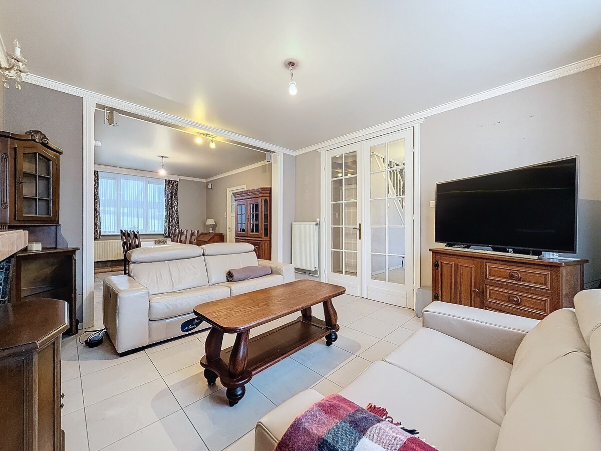 Statige woning met garage en ruime tuin te centrum Zottegem 