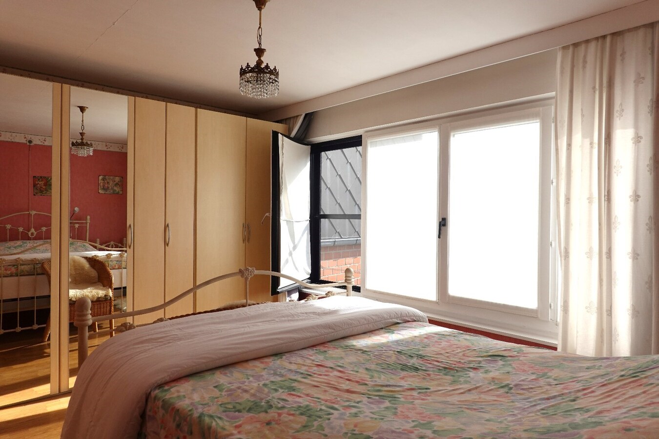 Op te frissen rijwoning in hartje Gistel 