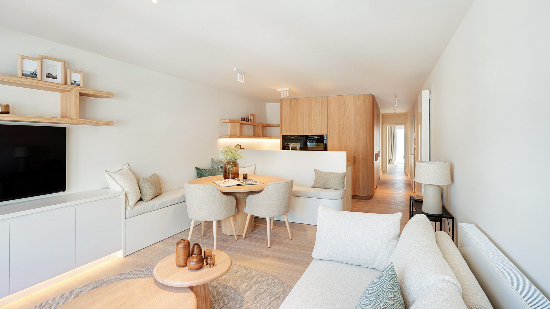 Op een absolute toplocatie langs de Kustlaan, centraal gelegen tussen het Lichttorenplein en het Driehoeksplein en op wandelafstand van het strand, bevindt zich dit stijlvol gerenoveerde appartement. 
