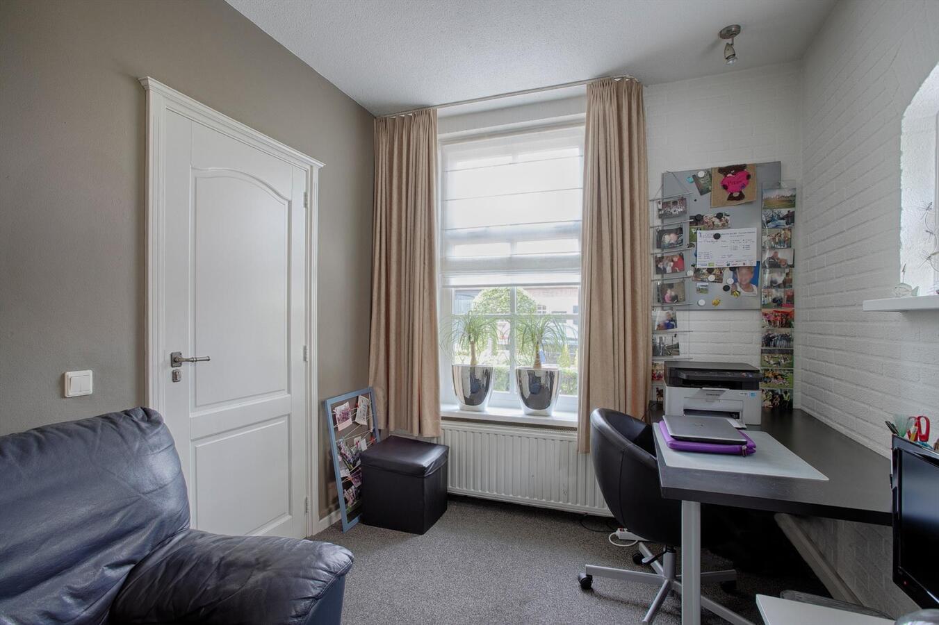 Vrijstaande woning met grote garage, 4 slaapkamers en ruime zolderverdieping. 