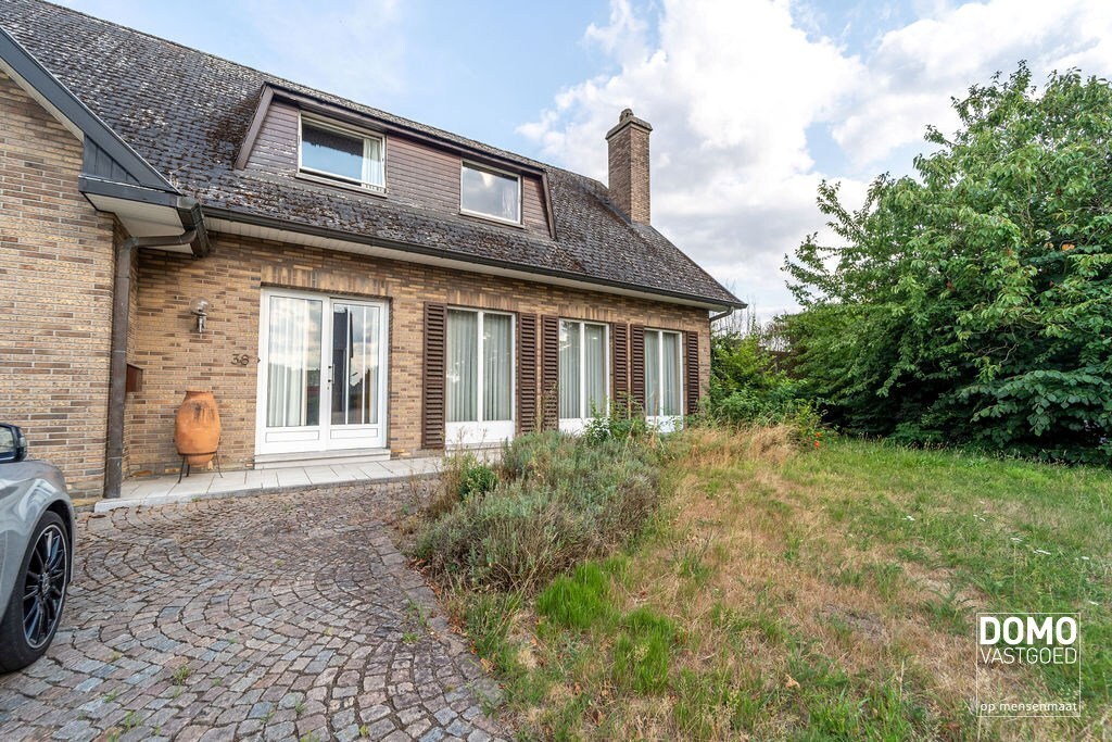 KARAKTERVOLLE, RUIME WONING MET 4 SLAAPKAMERS EN ZONNIGE TUIN TE STOKROOIE 