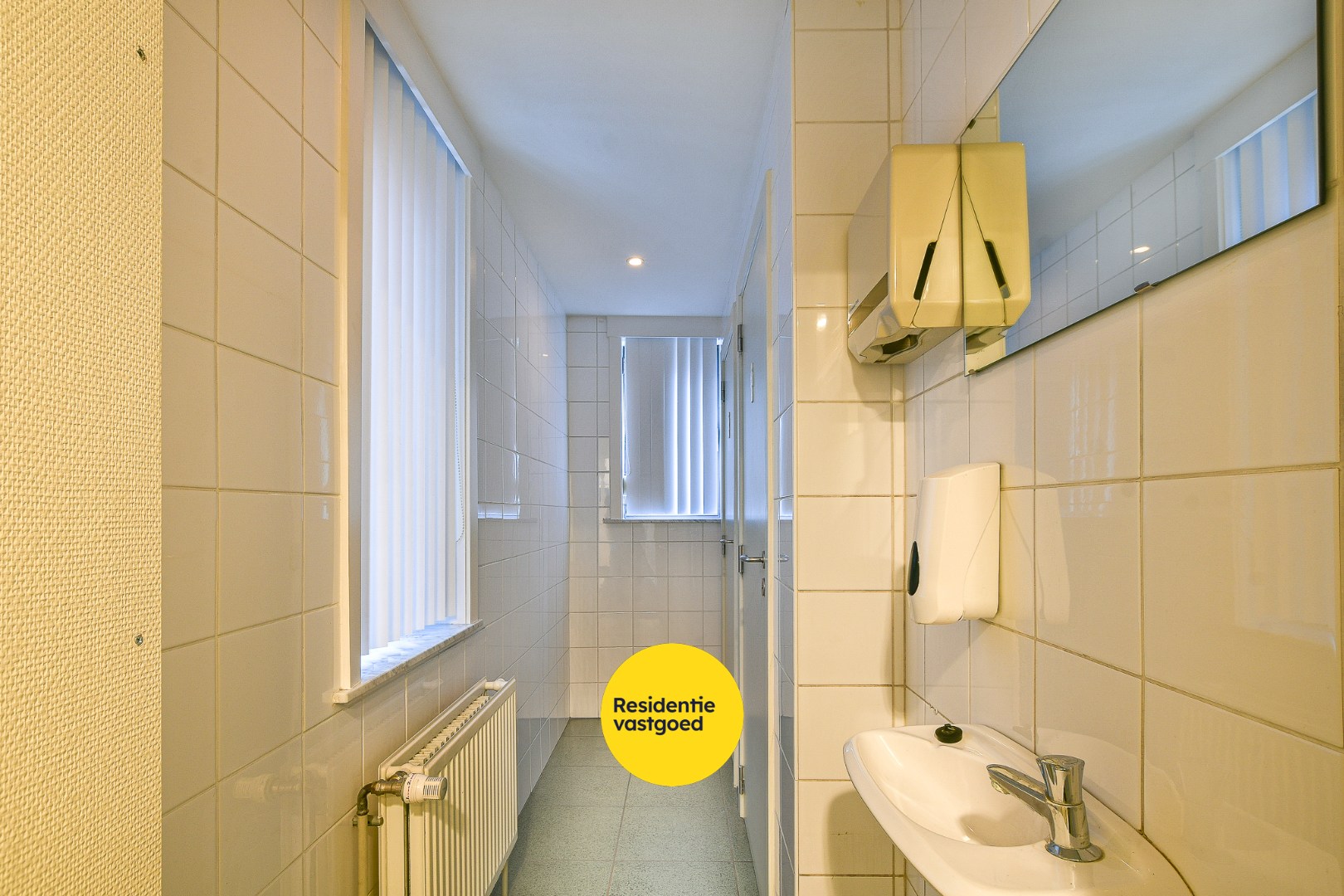 Uniek handelspand (voormalig bankkantoor) met veel mogelijkheden in centrum De Haan 