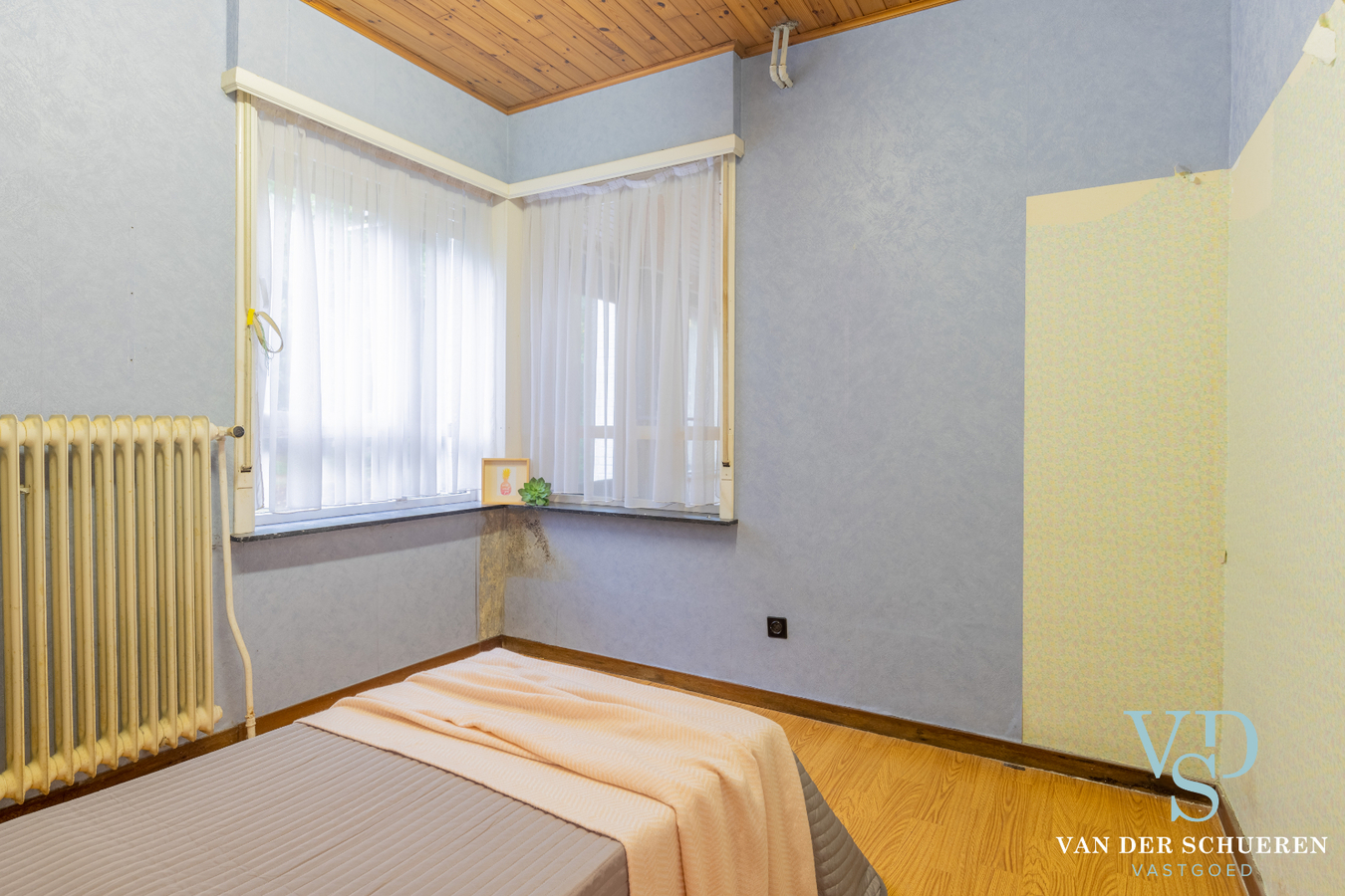 Bungalow met bijgebouw. 