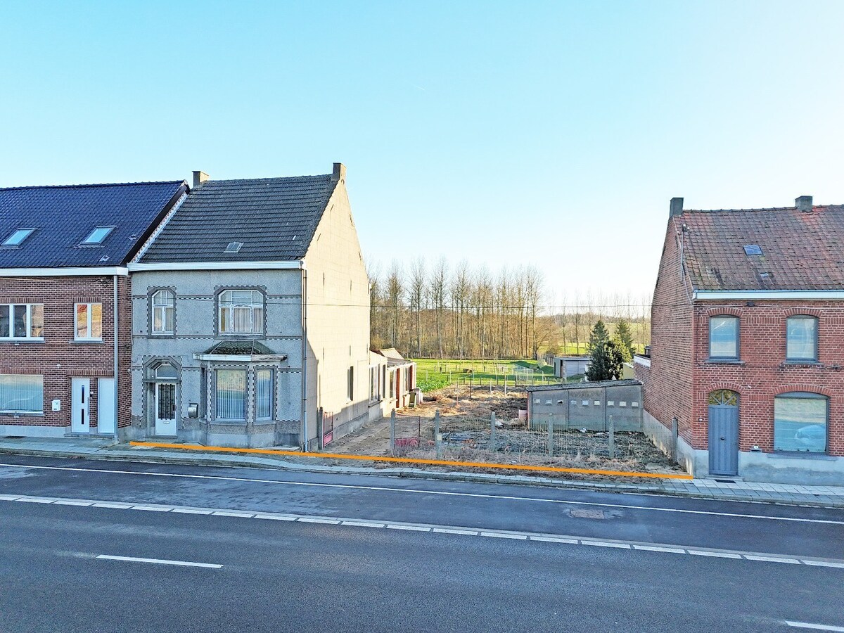 Te renoveren woonhuis met bouwgrond te Balegem/Elene 