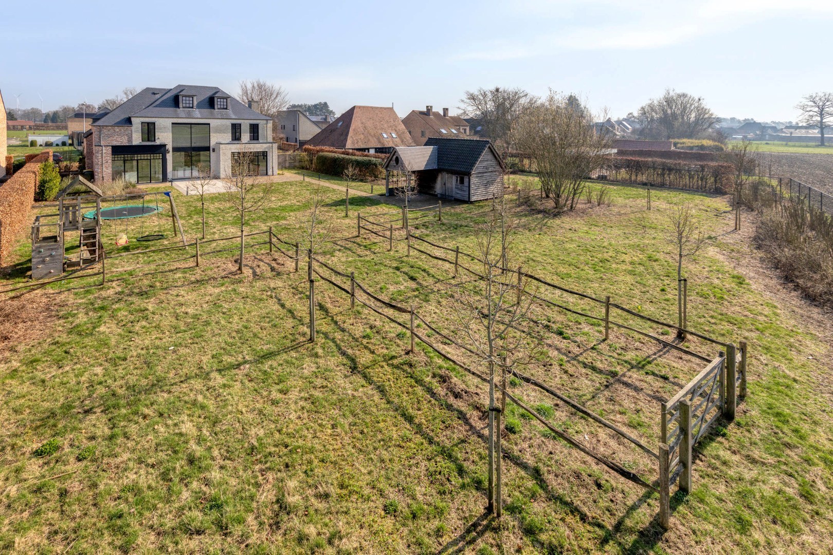 Geheel van schitterende villa + naastgelegen gezinswoning met landelijke ligging in Tongerlo 