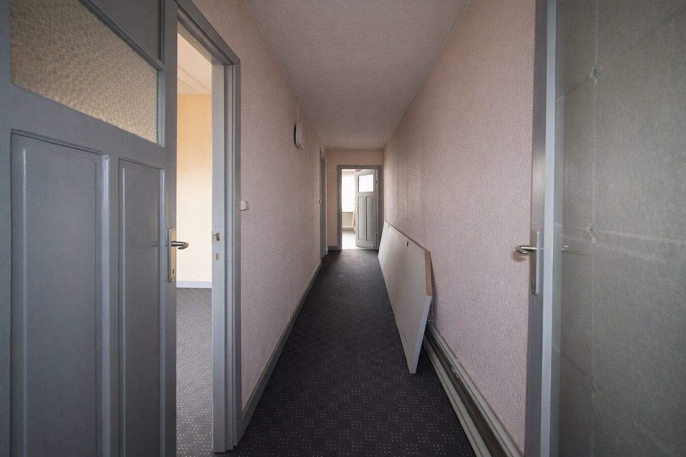 Te koop in Sint-Niklaas: uitzonderlijk handelshuis met woonst en duplex appartement, met optionele garageboxen en sterk opbrengstpotentieel 
