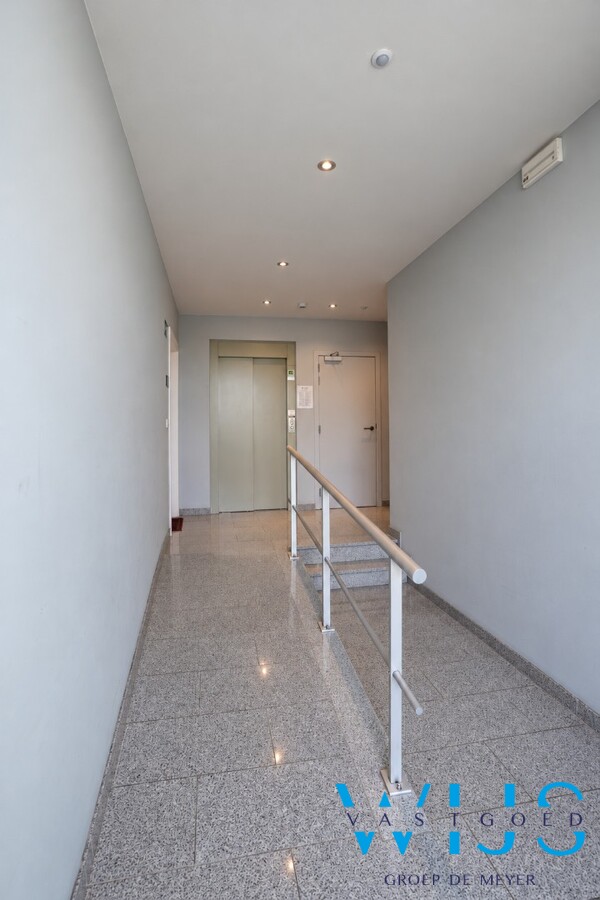Recent verzorgd gelijkvloers appartement met garage en staanplaats ! 