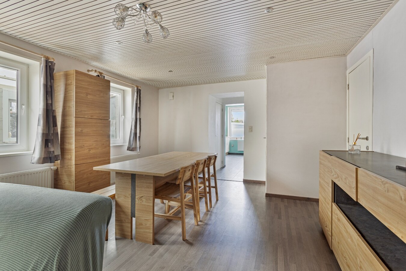 Instapklare ruime woning met praktijkruimte 