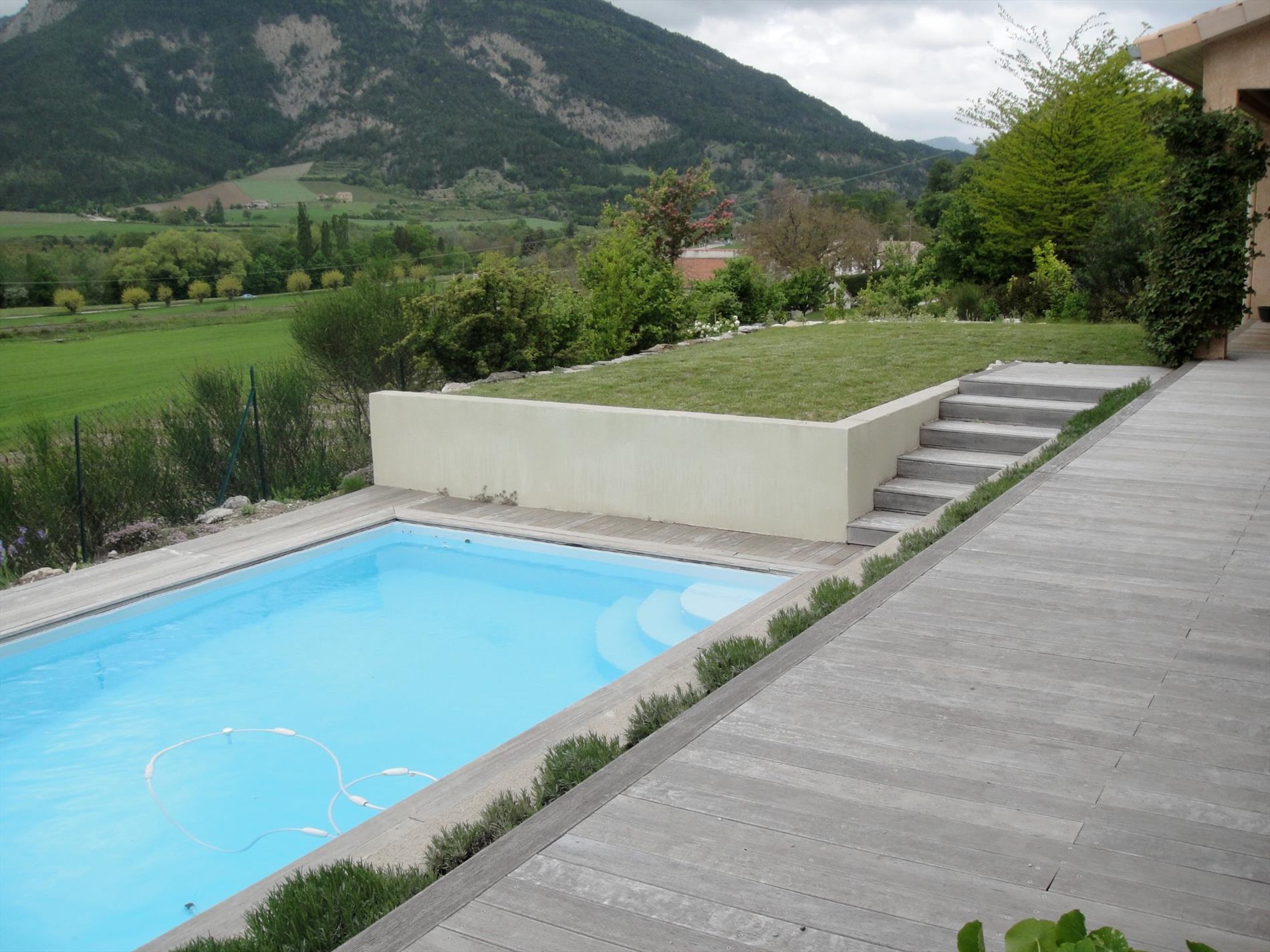 Eigentijdse villa omringd door wijngaarden 