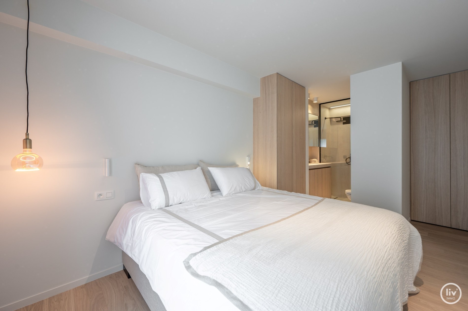 Appartement lumineux et rénové de 3 chambres avec vue dégagée. Possibilité d'acheter une place de parking intérieure. 