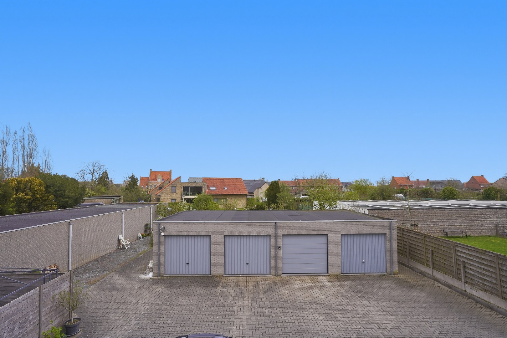Recent appartement met privatieve tuin (346m²)  en ruim terras (40m²) in het centrum van Woumen! 